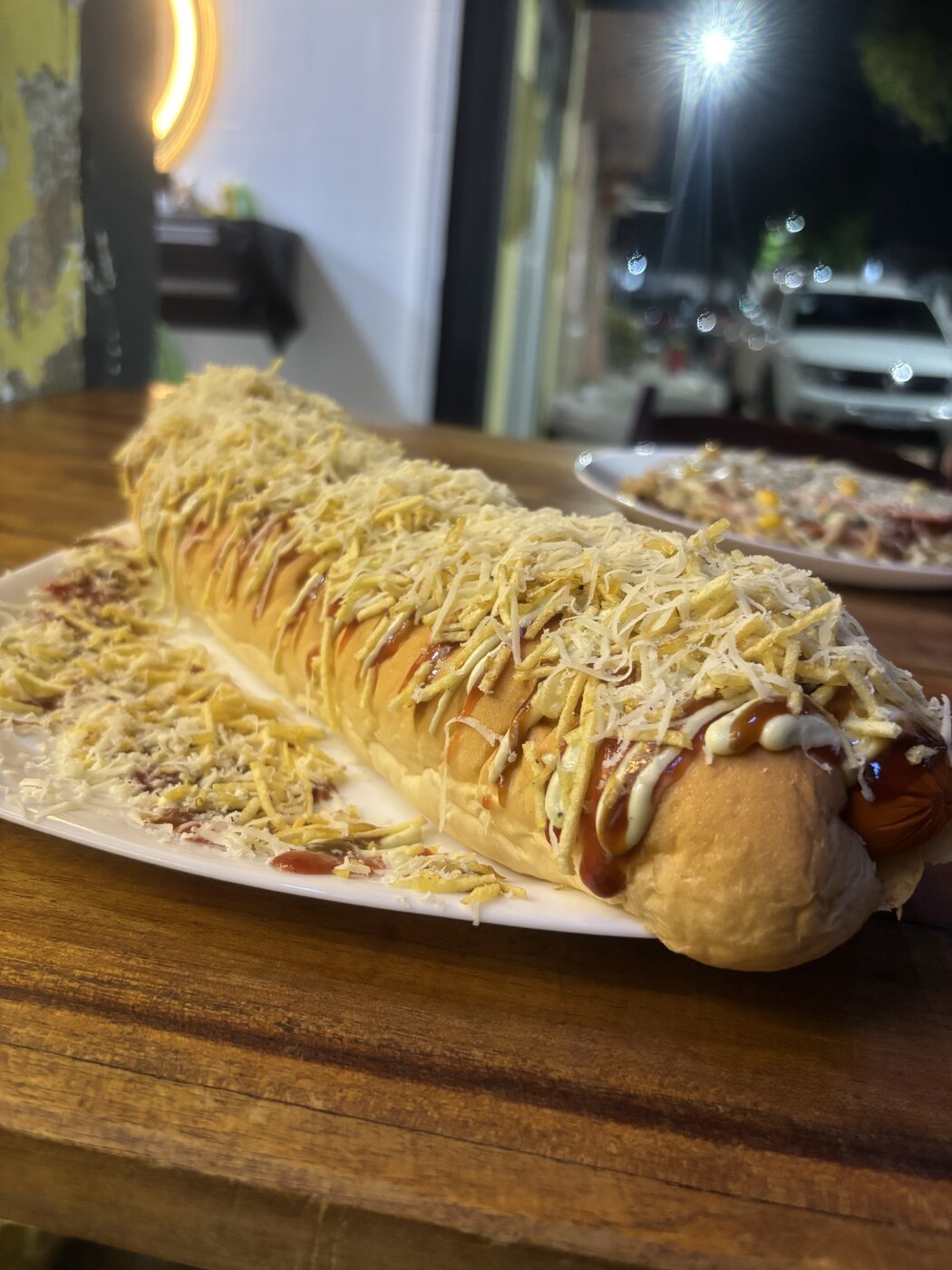Hot dog Gigante de 30cm com carne moída, duas salsichas, queijo coalho, batata palha e barbecue